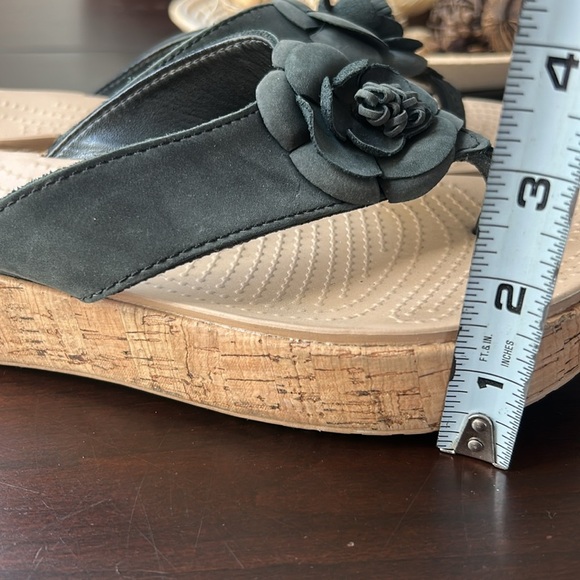 Crocs A Leigh Flower Leather Flip Flop Sandal Cork Platform Wedge Black Size 10 - Picture 14 of 17